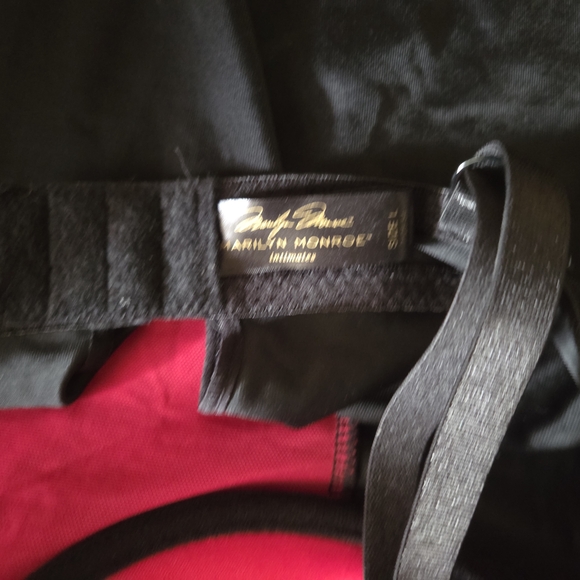 Marilyn Monroe Black and Red Intimates - Picture 1 of 5